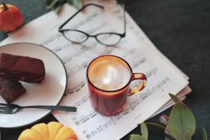 コーヒーと楽譜の写真